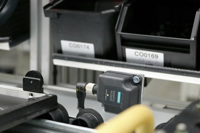 RFID reader at the THT assembly workstation
